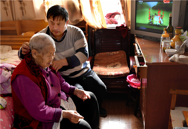 80多岁老人坠床,经过他的手三天就能下地 走近聋哑按摩师王玉富