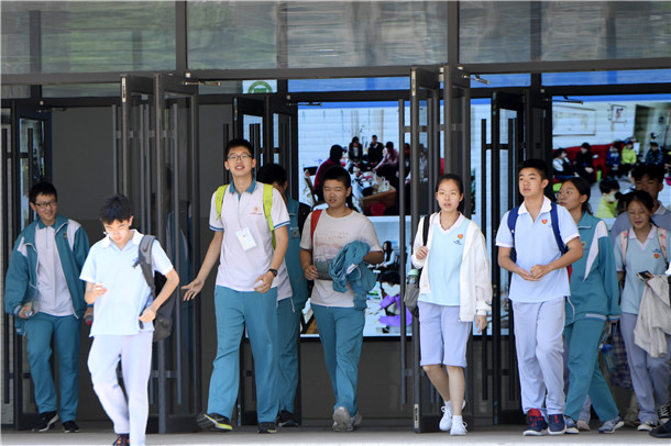 manbetx客户端下载地址6万多考生迎中考 提前考入高中的同学前来加油