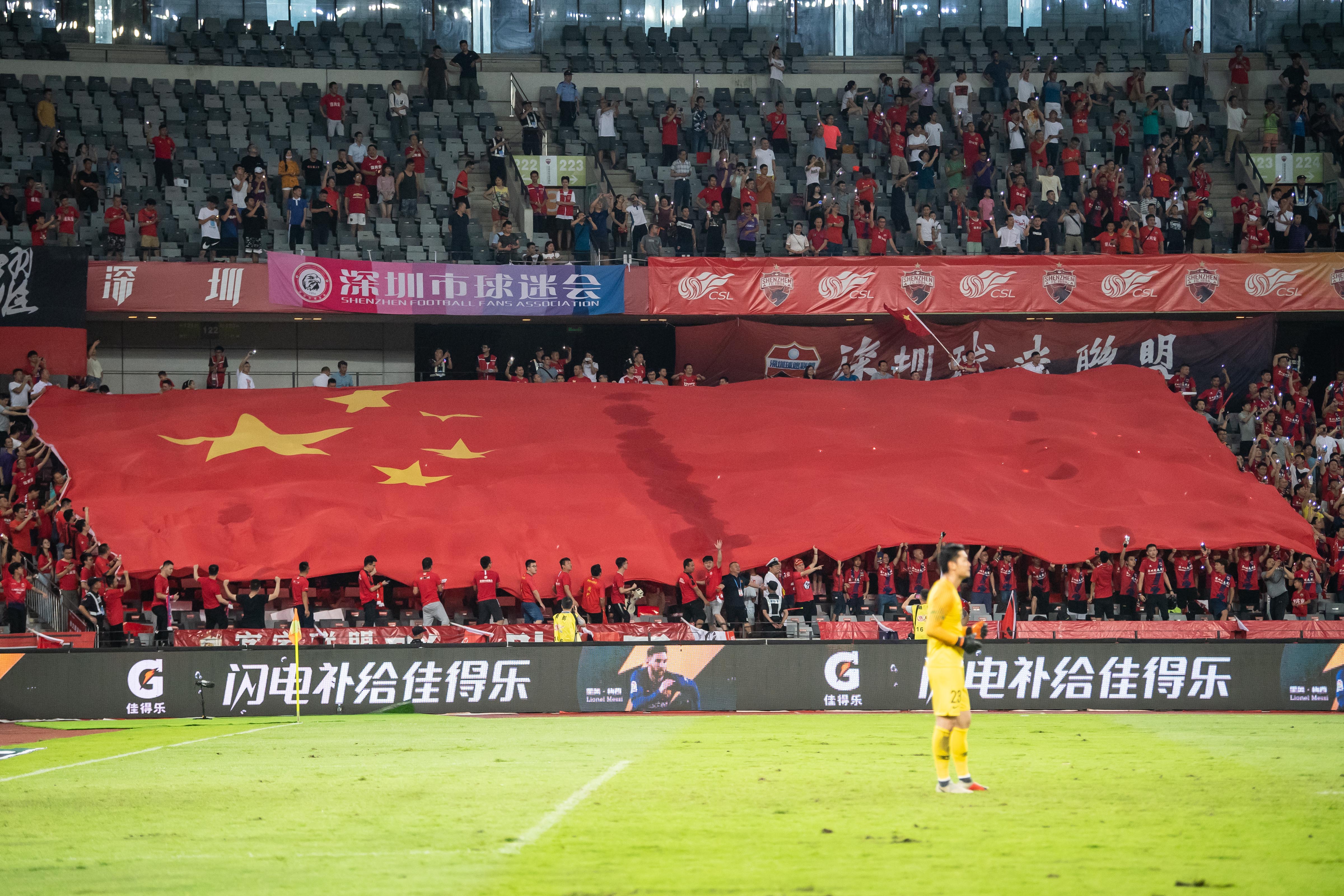 中超-逃出降级区!深足3点球+2红牌 4-0胜9人富力