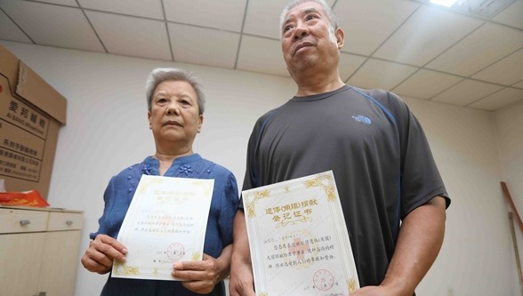 七旬夫妻带头,manbetx客户端下载地址一家三代人要捐献遗体!外孙女成人礼后头件事是填申请表