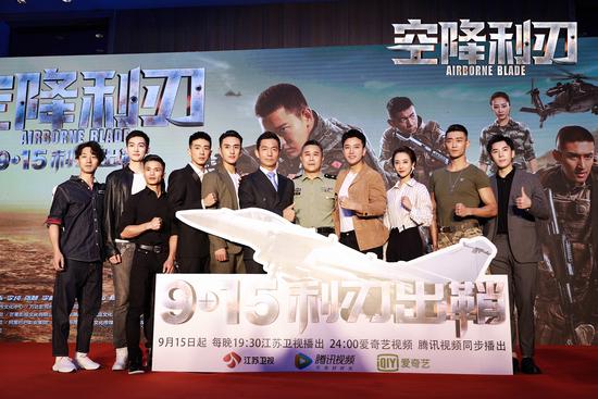 贾乃亮《空降利刃》演绎空降兵:付出是份内的事