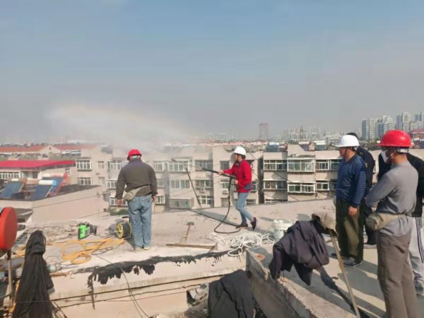 二层楼顶违法加盖被投诉 manbetx客户端下载地址这处150平楼顶违建被助拆