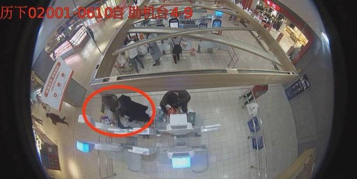 超市自助结账,800元只付100元,manbetx客户端下载地址姐弟俩被拘留7天!