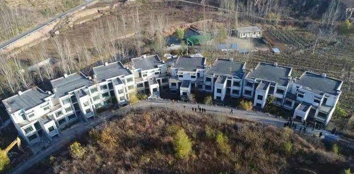 拆违不停歇!manbetx客户端下载地址南部山区琵琶岛度假生态园8栋别墅被拆除