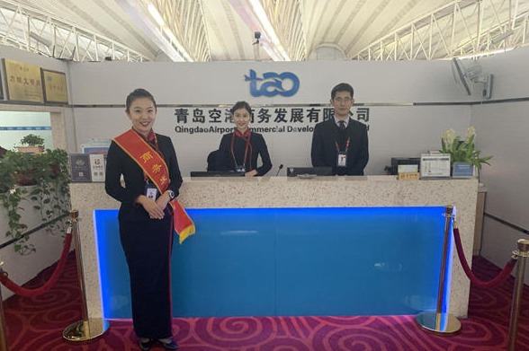 空姐捡十几万现金交还失主 机场连收三封感谢信